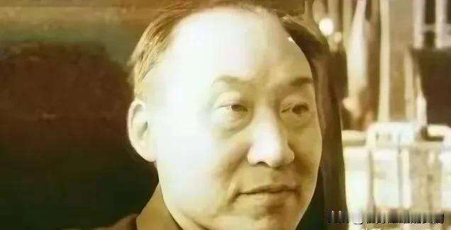 1972年，钱三强在中关村大街散步，遇到一个乞丐向他乞讨。当钱三强准备掏钱给乞丐