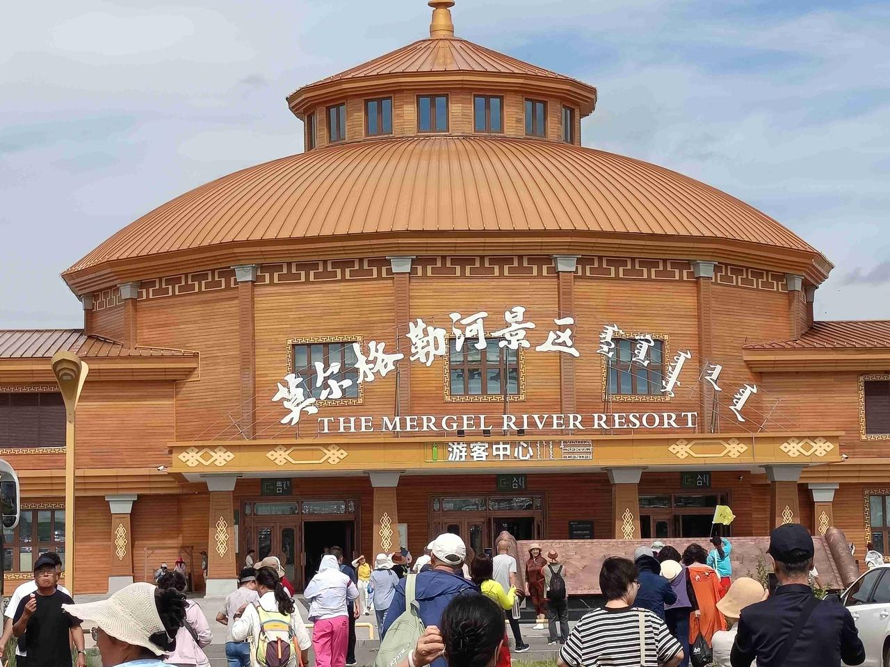 观景台上看河流。
莫尔格勒河景区到了。购票进入景区乘坐游览交通车，前往观景台看莫