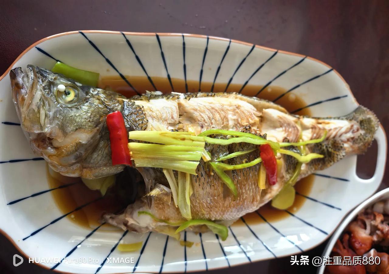 清蒸鲈鱼我敢与厨师比高低[大笑]
比比看，谁做的清蒸鲈鱼更符合“色香味”俱佳？