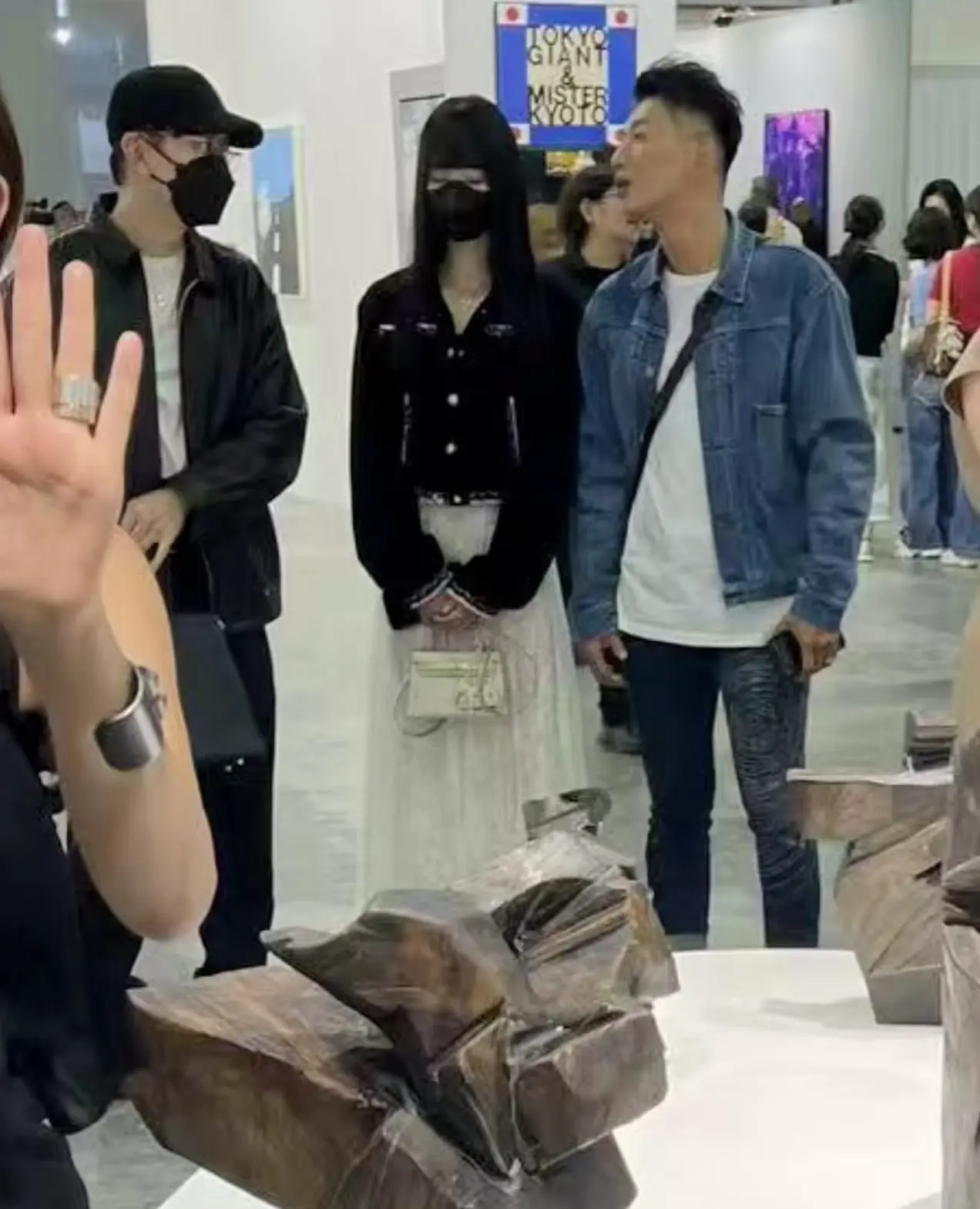 林俊杰带女友七七现身新加坡艺术展。林俊杰官宣恋情后跟女友七七也是出双入...