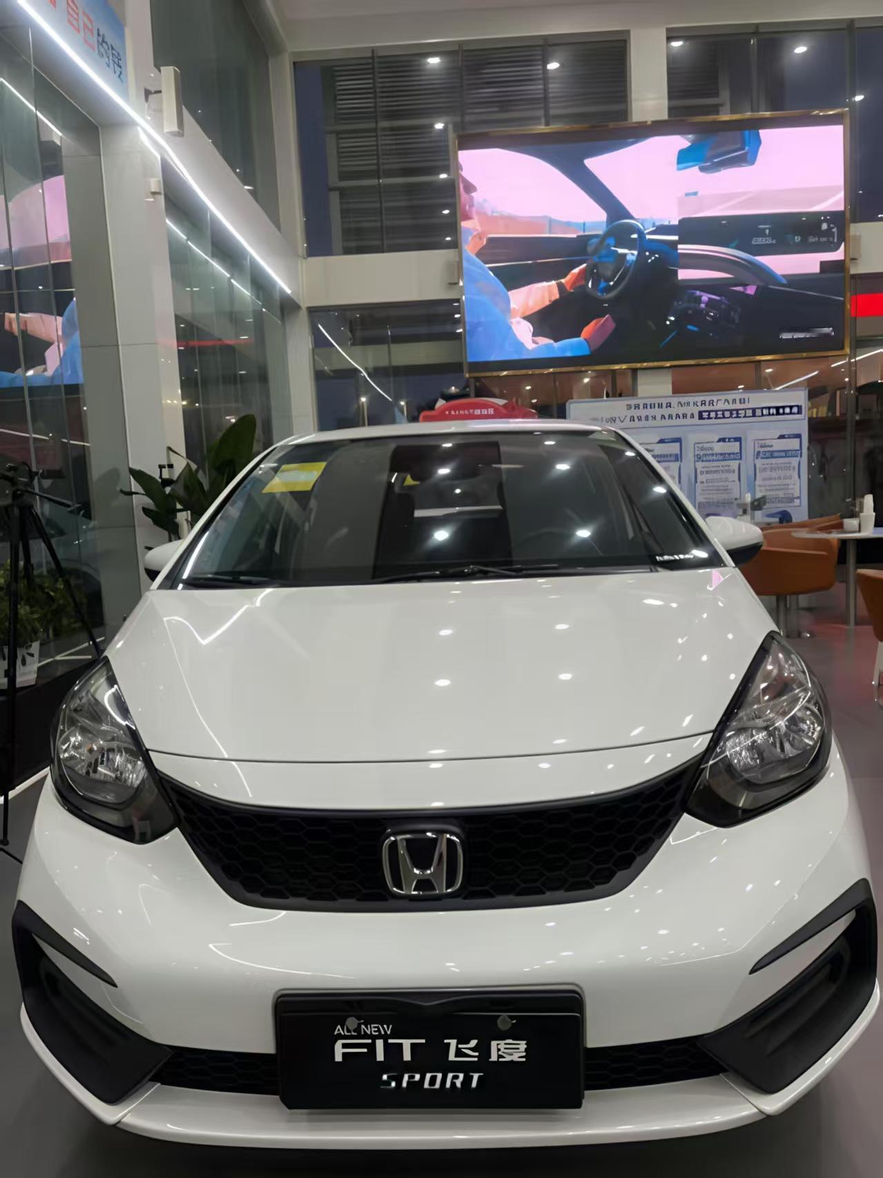 最近去本田4S店看车，发现飞度这款小车现在的优惠还挺实在。作为一款有着