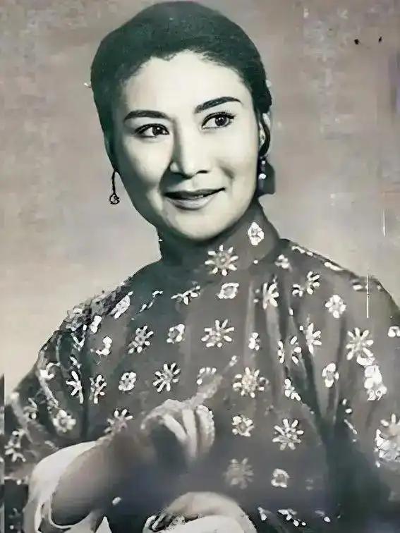 1953年的秦腔女演员孟遏云前往朝鲜参加慰问演出，但她有一个怪癖，从不在公共浴室