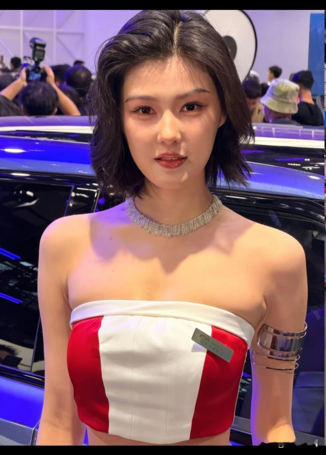 广东车展的美女模特也不少，
 有温文尔雅的美女，
也有可爱调皮的美女，
刚有性感