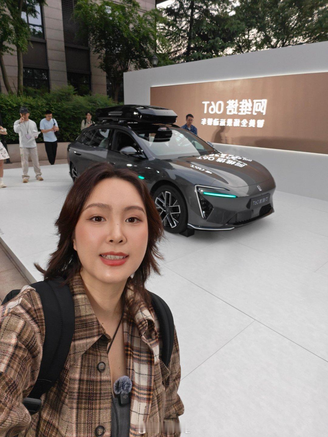 帮你们看看运动型轿车阿维塔06T 猎装的feel有了带上车顶行李架户外感很强大歌