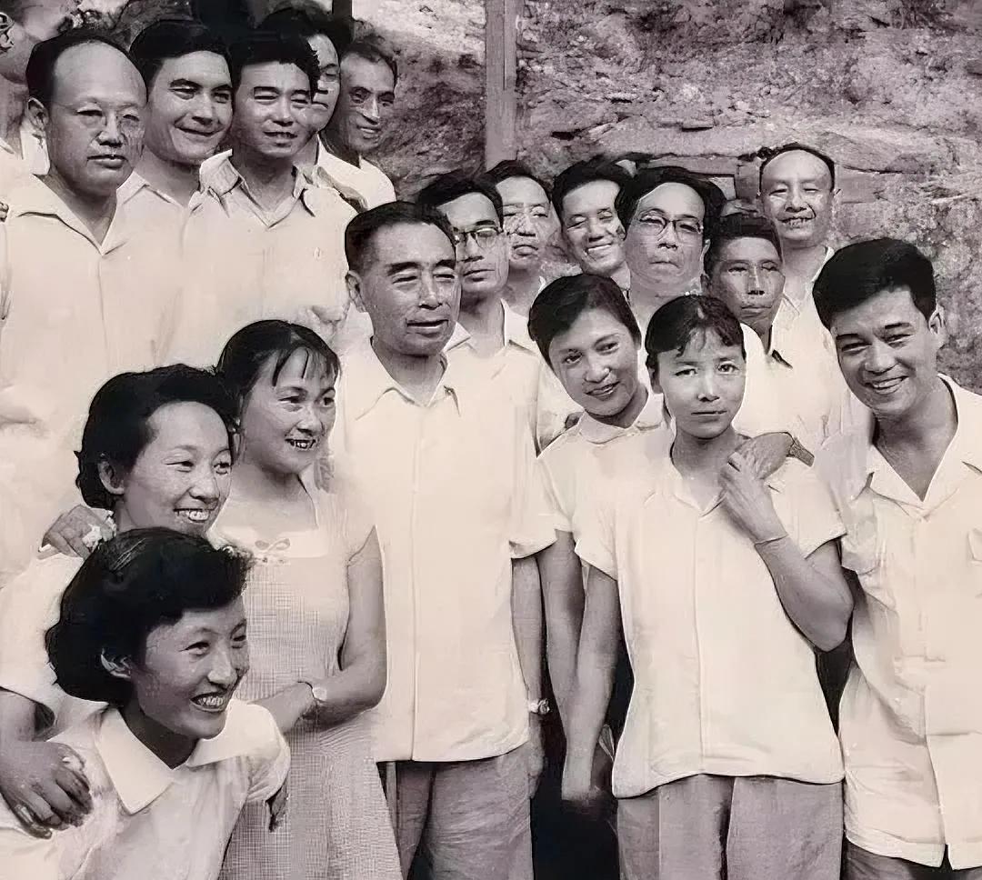 总理身边的几位女艺术家，现在，就剩下了田华。相继四年，四位女艺术家去另一个世界聚