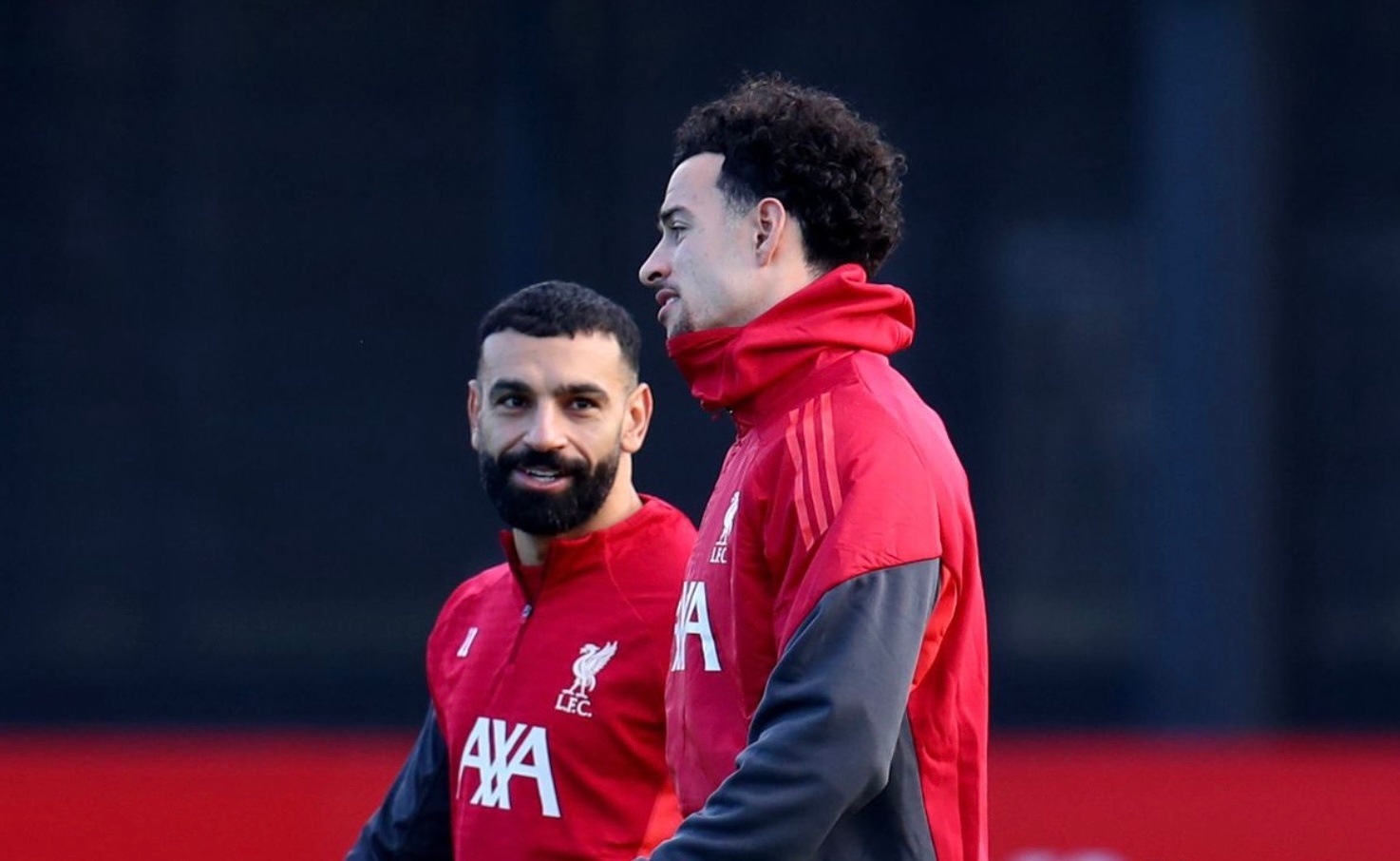 柯蒂斯·琼斯在利物浦战胜布莱顿之后接受采访时表示，全队都爱萨拉赫，而且不认为他在