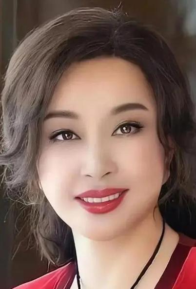 风流之娇，瓜田累累，
情史婚姻，丰富多彩。
聊天内容扎心裂，晓庆同志最近又曝出大