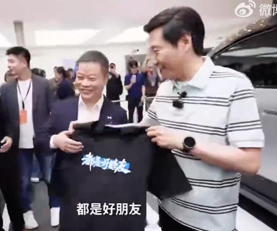 【雷军与何小鹏都是好鹏友】北京车展上，小米汽车CEO 雷军与小鹏汽车CEO何小鹏