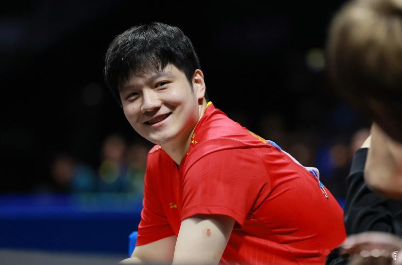樊振东乒乓球男团小组赛获胜在11月14日的全运会乒乓球男团小组赛中，樊振东为团队