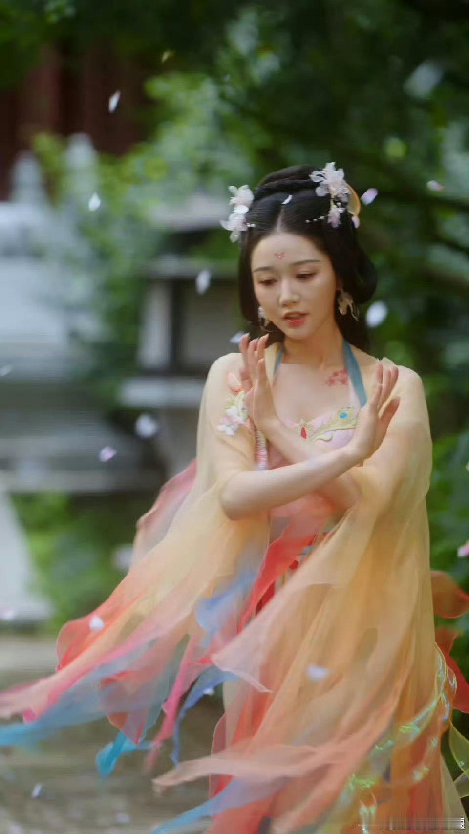 谁家女主是出淤泥而全染啊她从泥里爬起，没学莲花自洁，反而把算计当武器，把深宫搅得