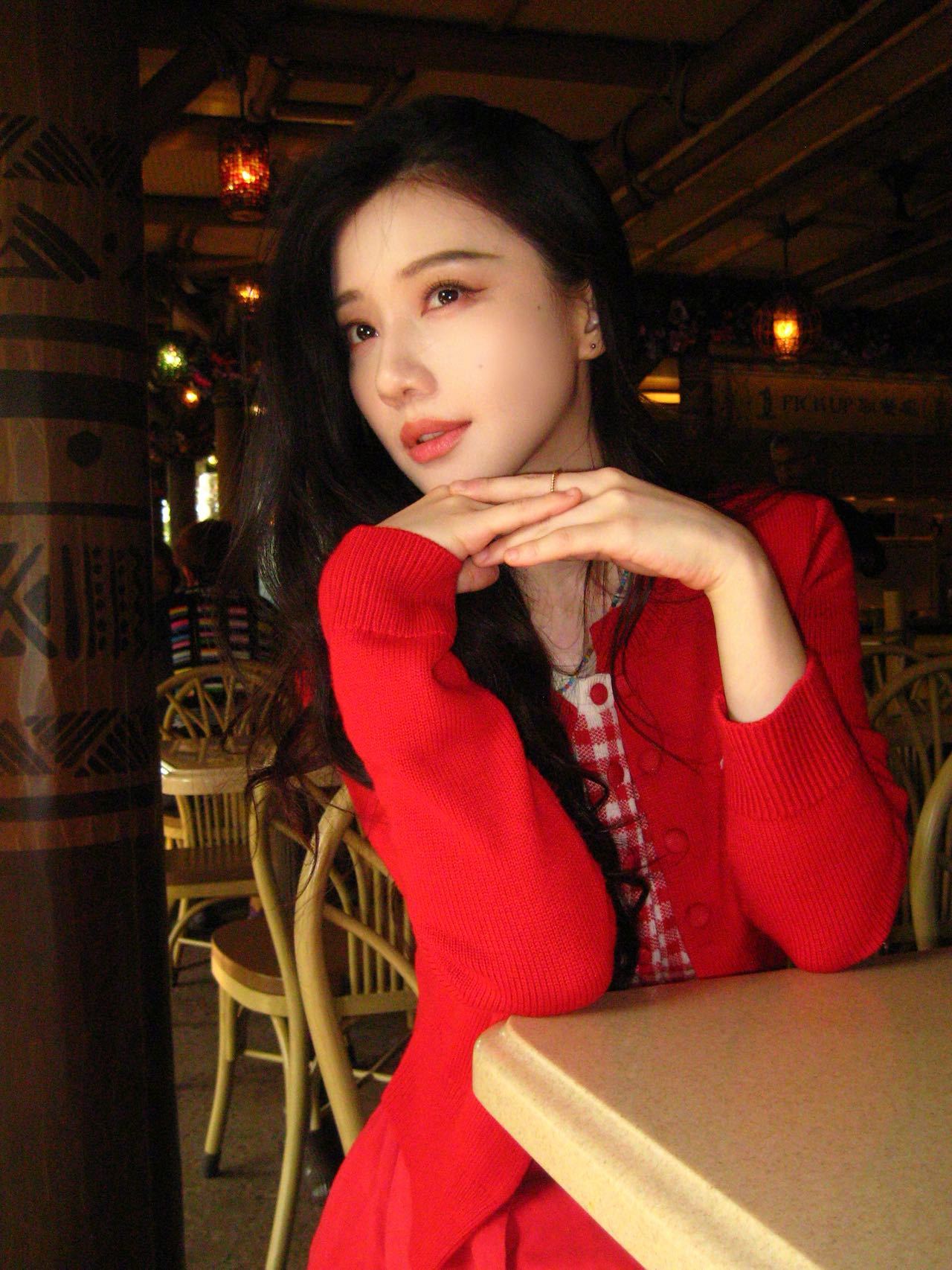 香港迪士尼出游日常释出，和童话世界适配度满分，笑容明媚元气满满，姐姐好美～王鹤润