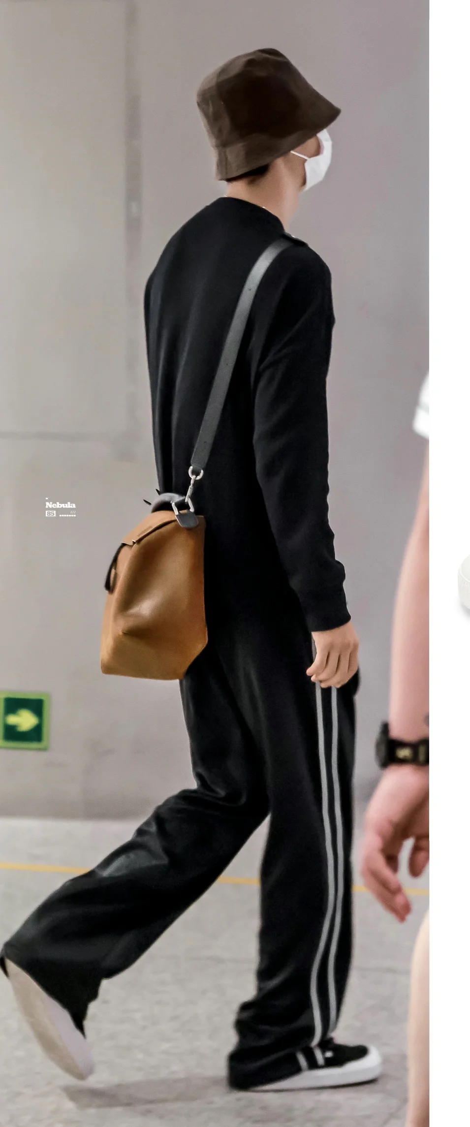 背PUZZLE 的王一博！