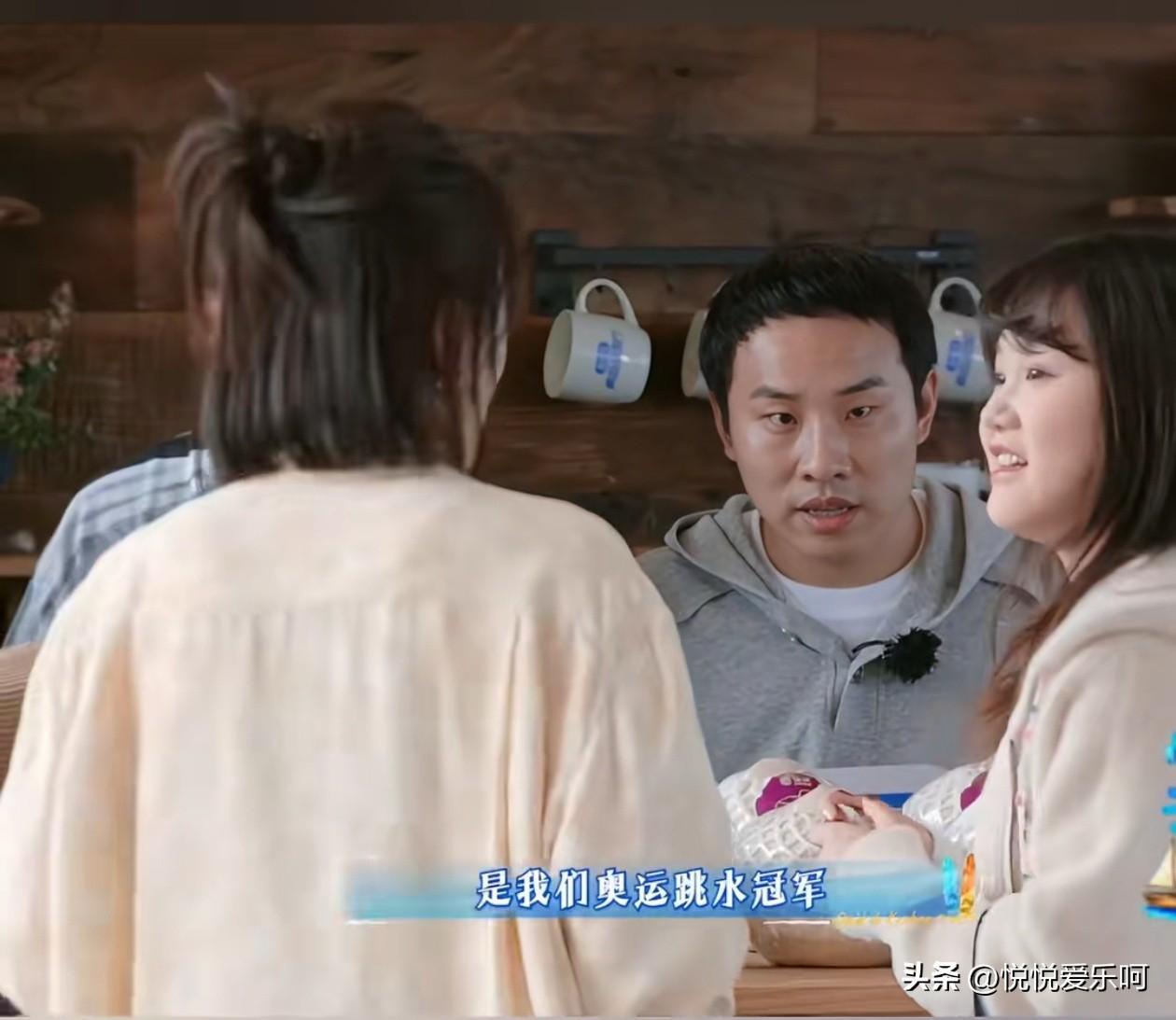 张家齐说话太有意思了，秦岚说要跟她学跳水，张家齐说可以啊，她又问秦岚是否会游泳？