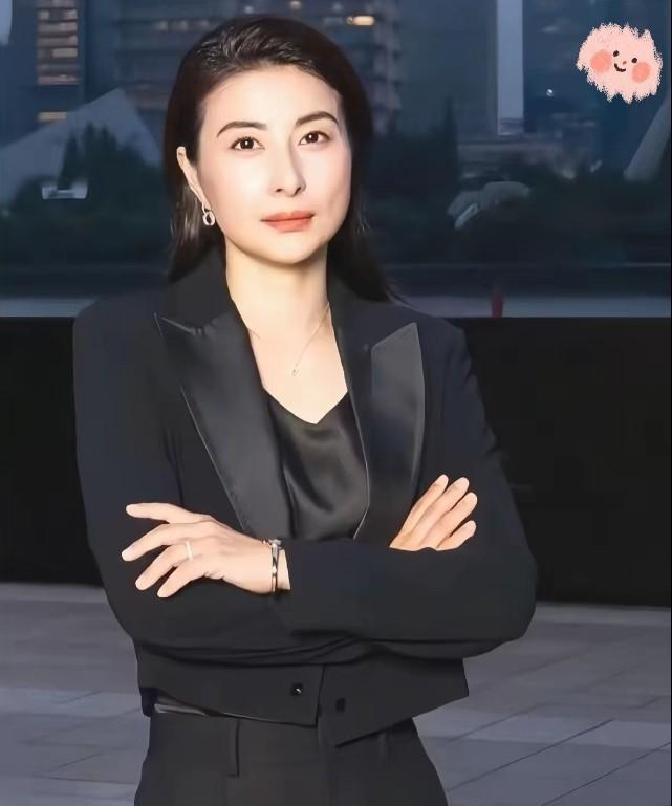 郭晶晶没去霍启仁在曼谷办的婚礼，热搜直接爆了。
我刷到照片，霍启刚一个人拎着红包