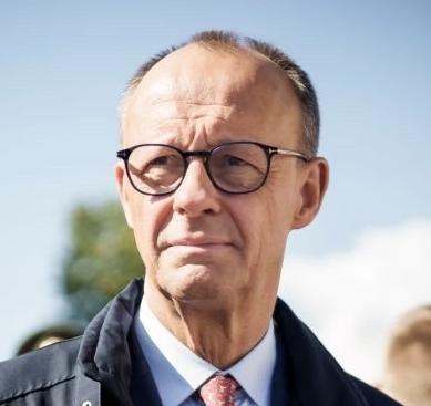 德国总理默茨今天发文说：“伊朗人民有权决定自己的命运。德国政府与美国、以色列及该