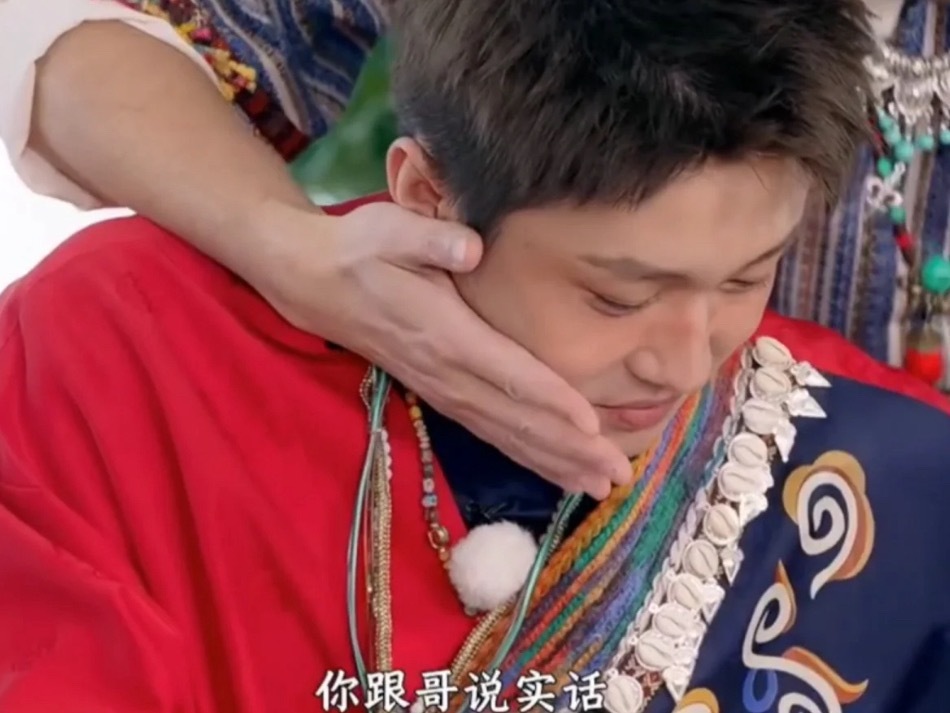 感觉沙爹真的把子路当小孩在哄…子路在节目里被沙爹托脸那一块，真的感觉沙爹把此男当