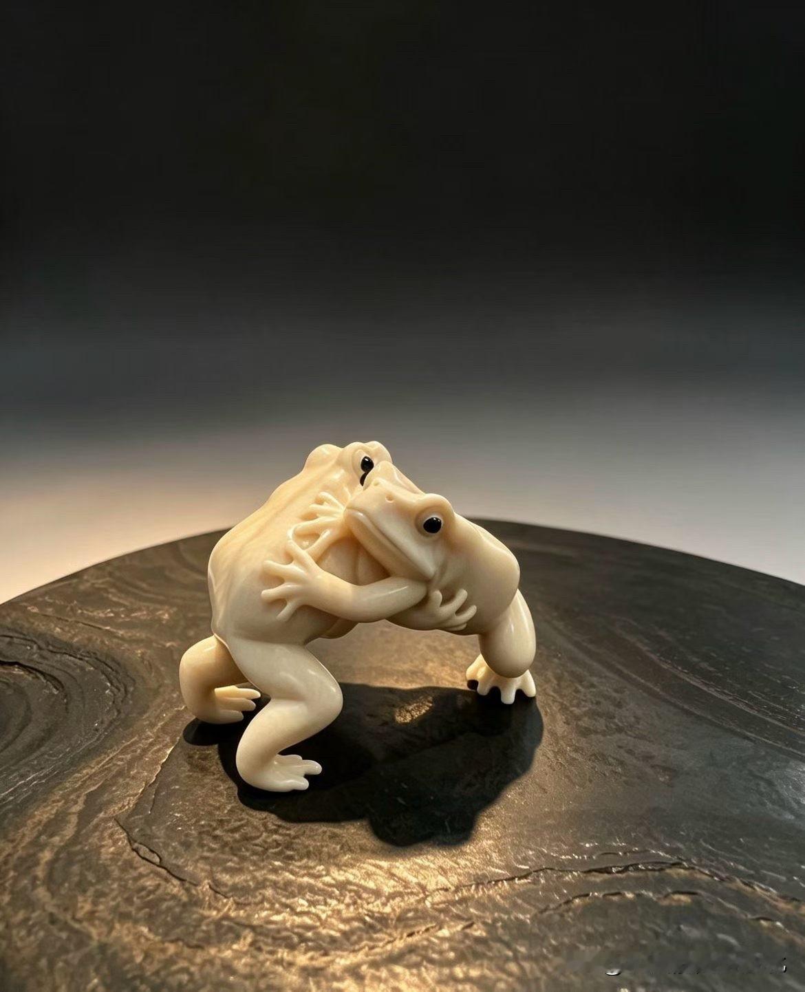 两只小青蛙紧紧抱在一起，憨态可掬，倒有几分童趣。

猛犸牙全手工雕刻，没有繁复的