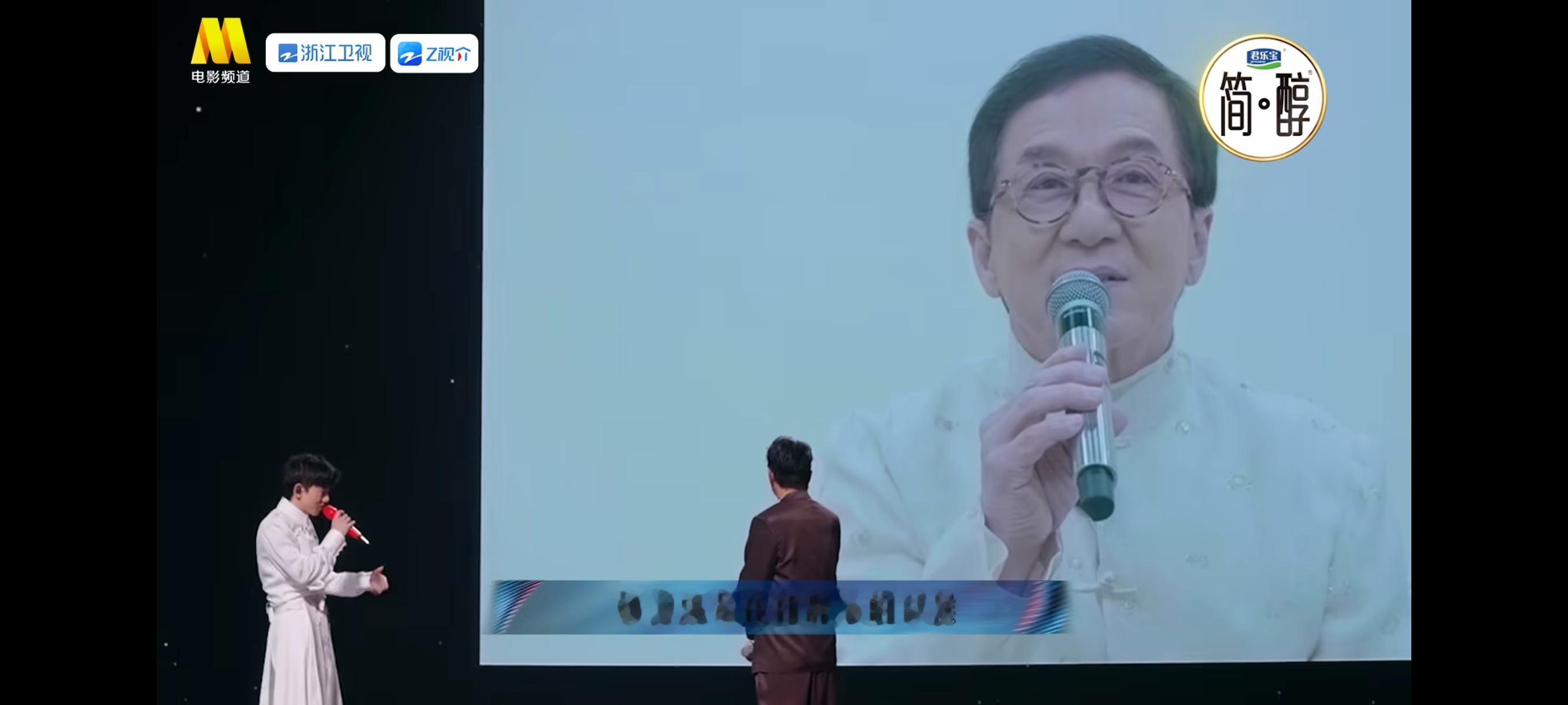 成龙张杰吓我一大跳成龙老师一本正经跟张杰说：以后别唱我的歌了。张杰当时估计心里疯