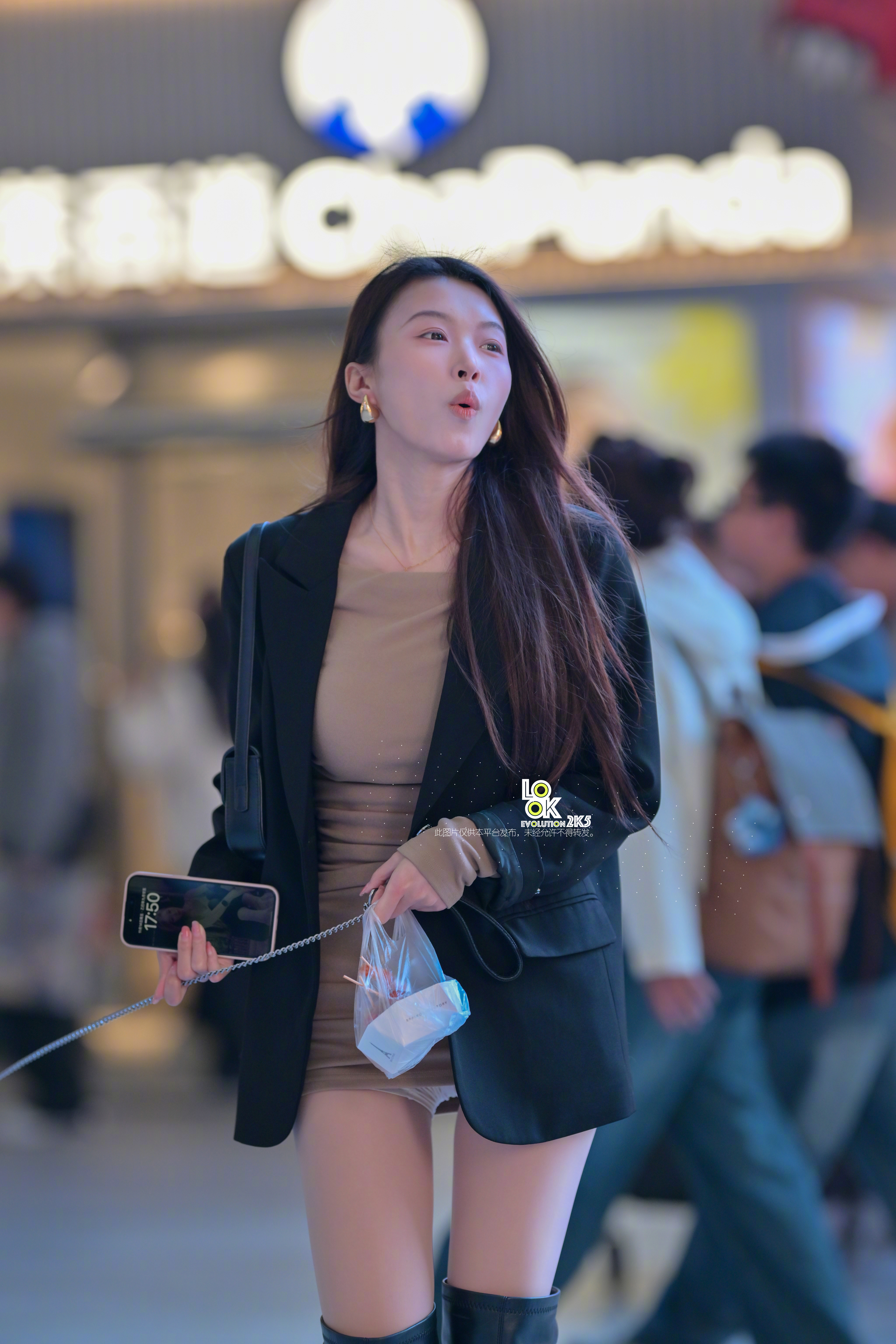 小姐姐气质不错穿搭也漂亮 