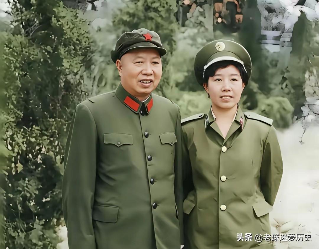 这张军装合影，定格了开国少将萧锋与女儿萧南溪的温情时刻。
一生戎马的萧锋，历经千