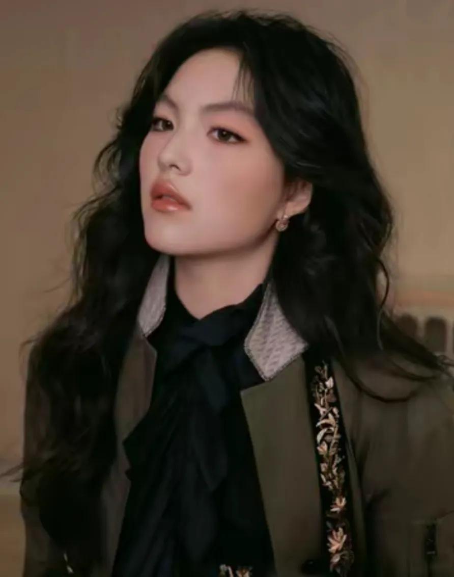 王诗龄黑色大波浪卷发显得成熟，
她的气质在逐渐提升，
越来越有范！

王诗龄有些