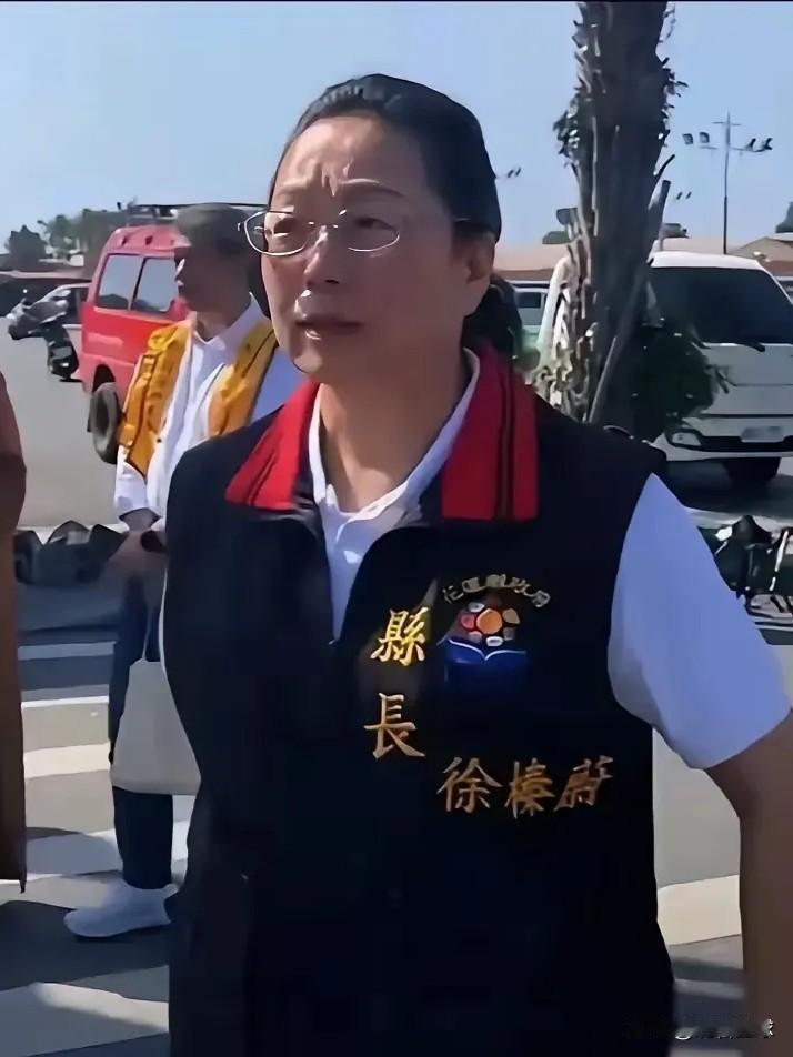 盼望台湾回归。台湾有一项制度设计，我认为非常好。就是公务人员在执行公务时，把自己