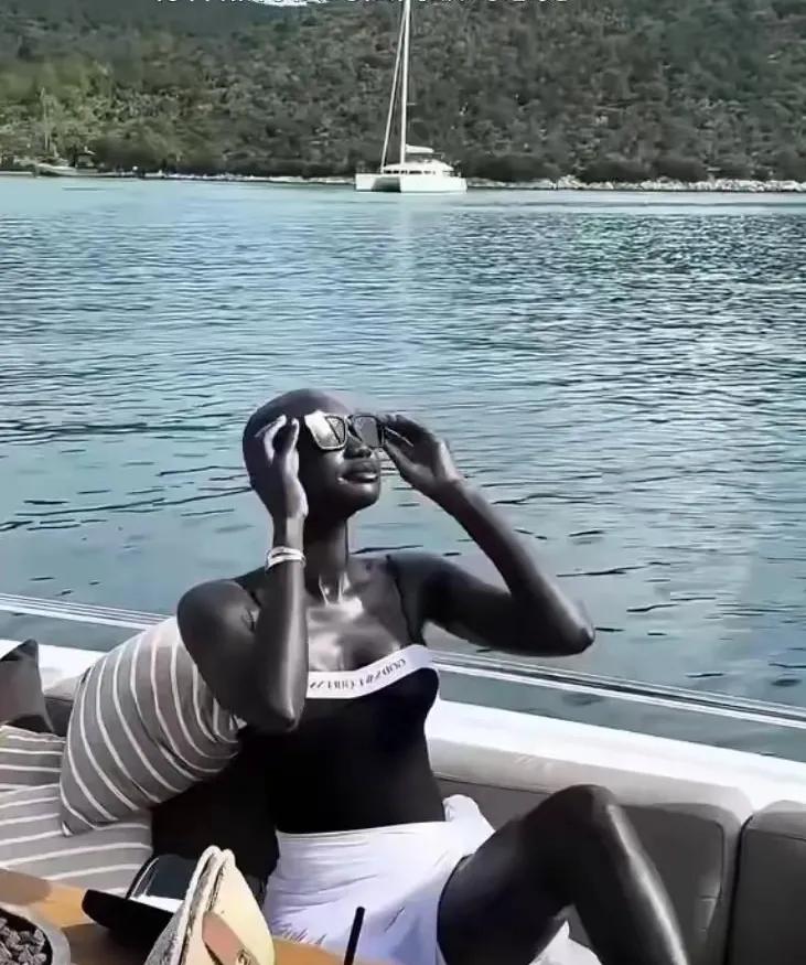 这是非洲有名的美女，“黑珍珠”皮肤黑的发亮，远处看就像一郡雕像，看来审美观点不一