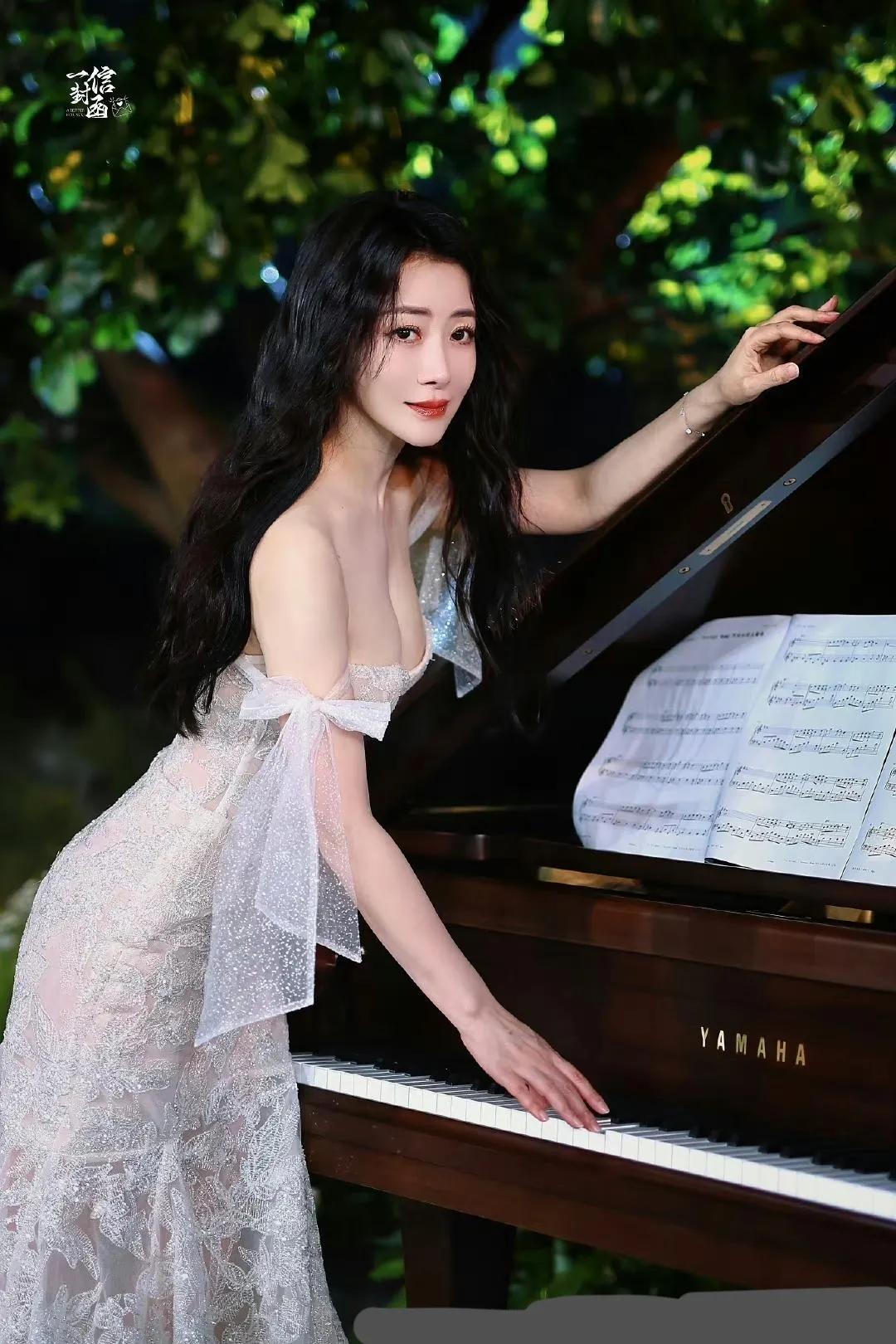 陈紫函蕾丝长裙尽显优雅，她的成熟韵味让人无法移开目光，这才是真正的魅力绽放。