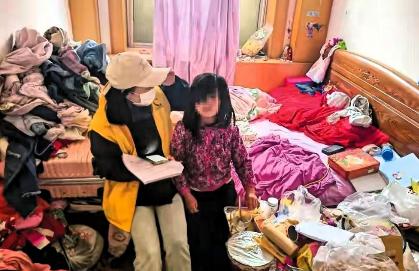 北京，一女子带5岁女儿和男友同住，男友趁女子上班，借调皮为由，让女孩面壁罚跪，拳