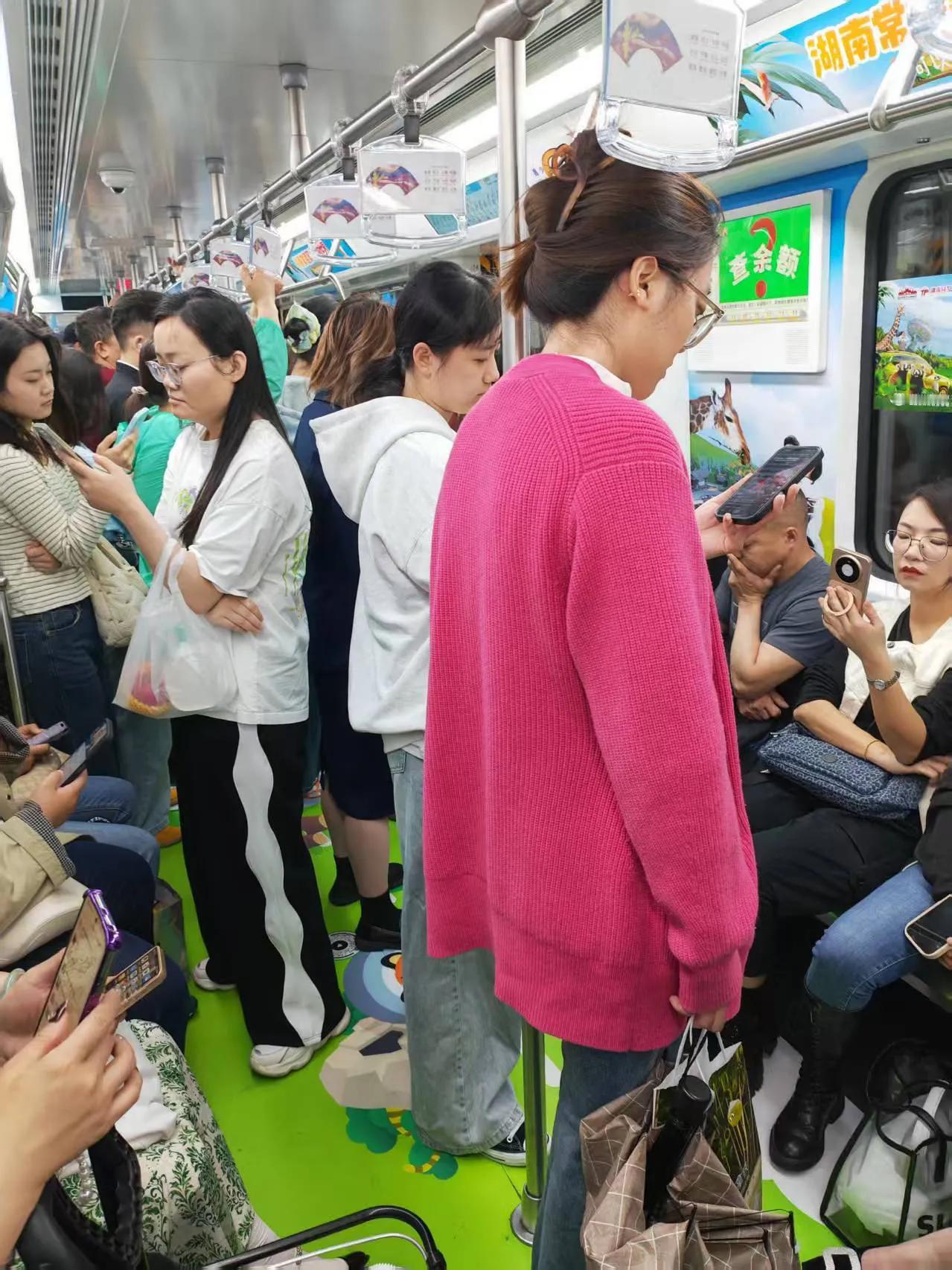 有些人觉得上班很简单，就是依葫芦画瓢，早九晚六OK了，其实不容易，看看这群上班人