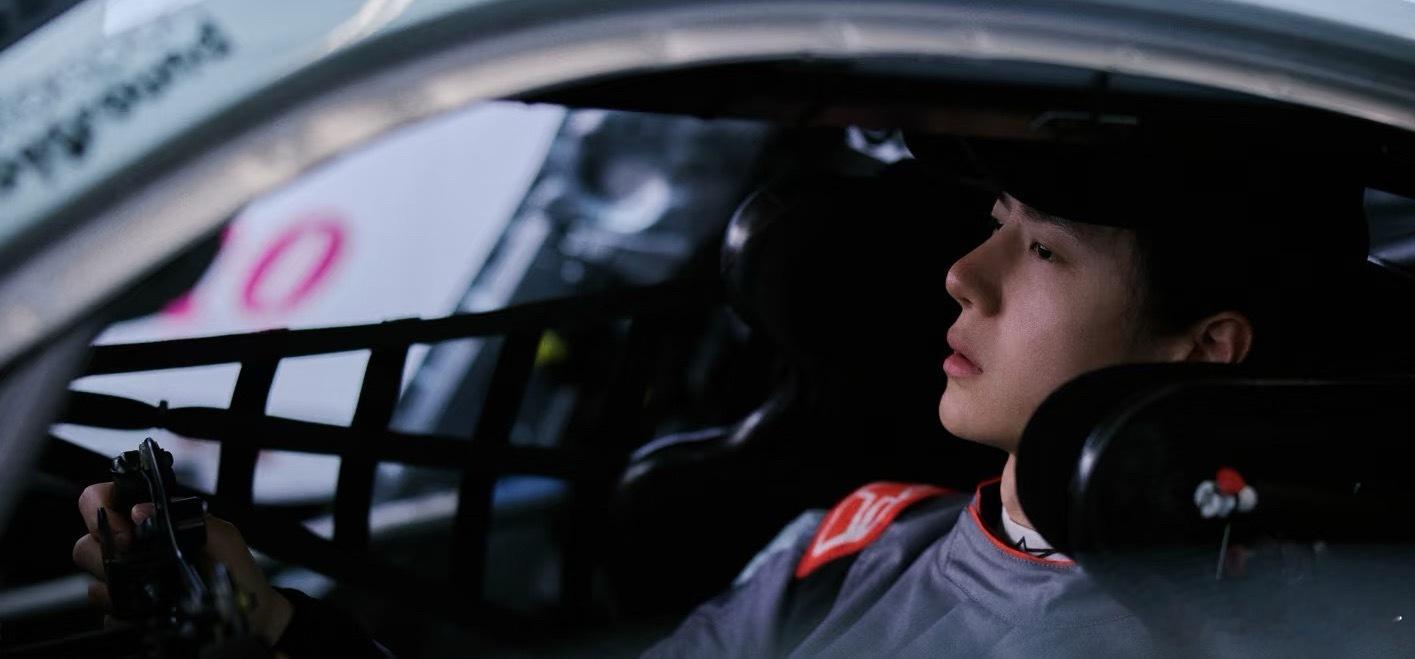 王一博 一生要出片的中国男人 救命！王一博为了给新赛车拍照也太拼了吧！踩梯子、劈