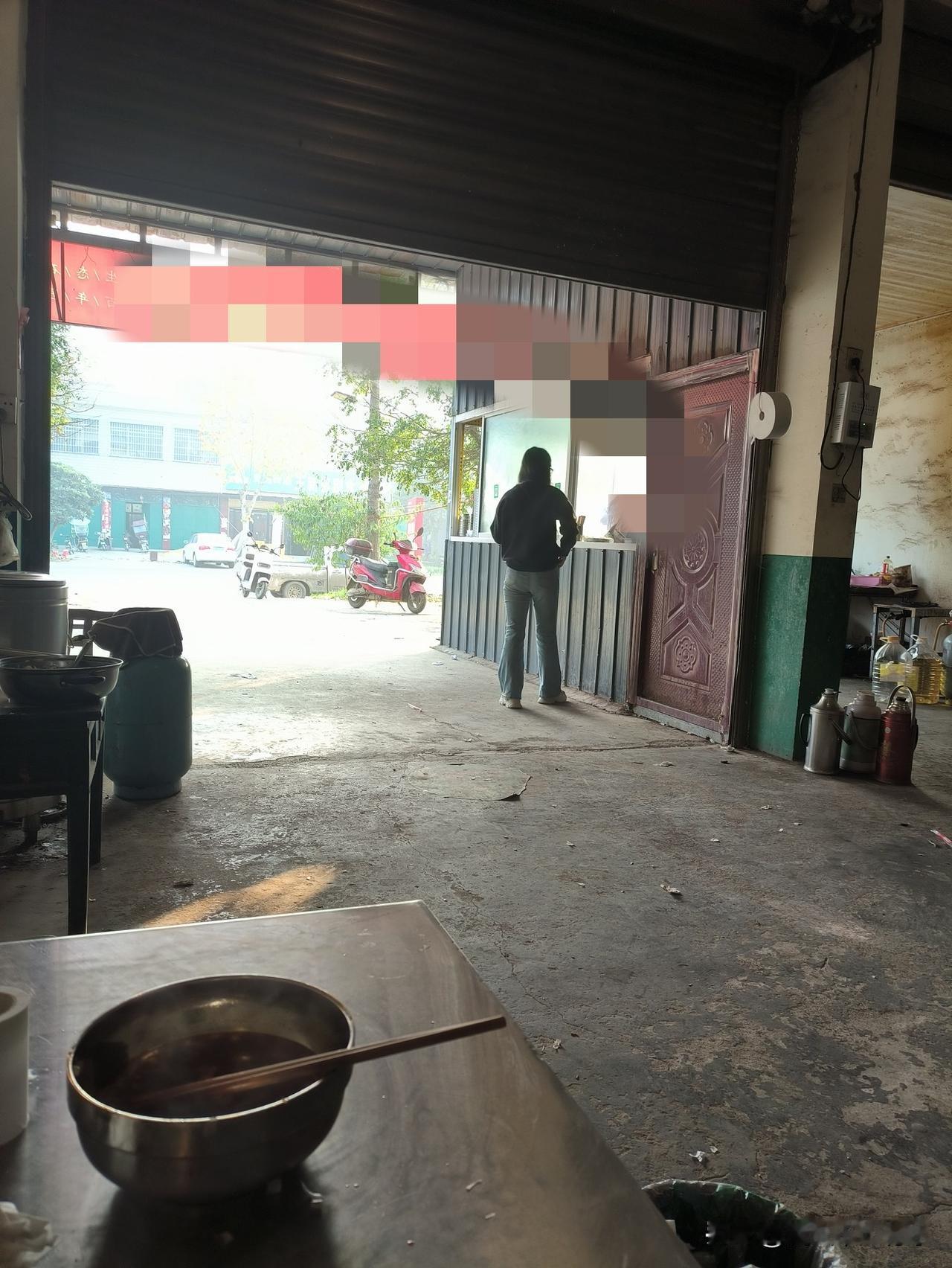 女人最重要的并非美貌，而是人品！遗憾的是，所有女人都弄反了，她们觉得女人最重要的