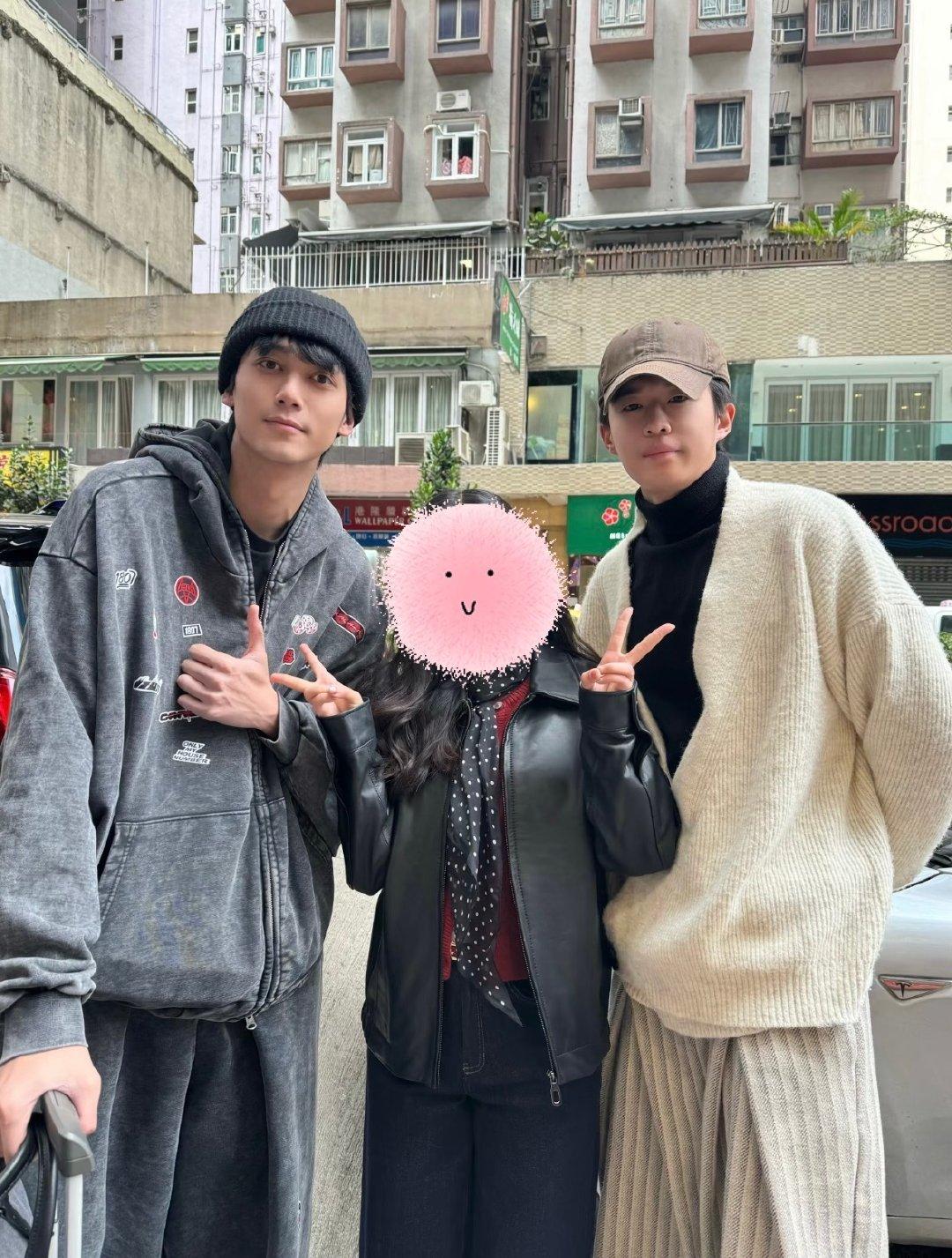 香港偶遇小力士香港偶遇张呈雷淞然 有网友在香港偶遇 并晒出合照，还夸两人又高又帅