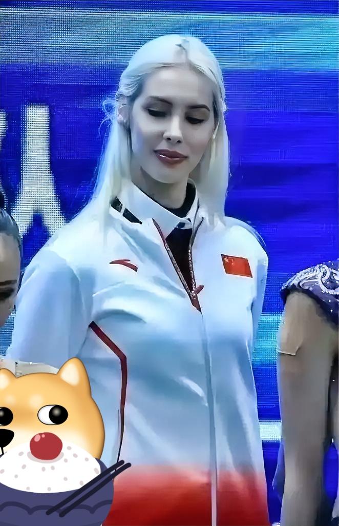 亚运会闭幕式上，镜头扫过中国代表团，一张金发碧眼的面孔瞬间成了焦点。她穿着咱们的