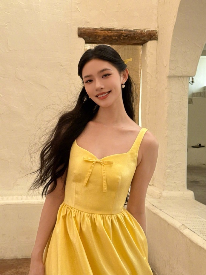 林允好多黄色emjoy表情  可爱的表情搭配了可爱的妆容，真的是让我就觉得赏心悦