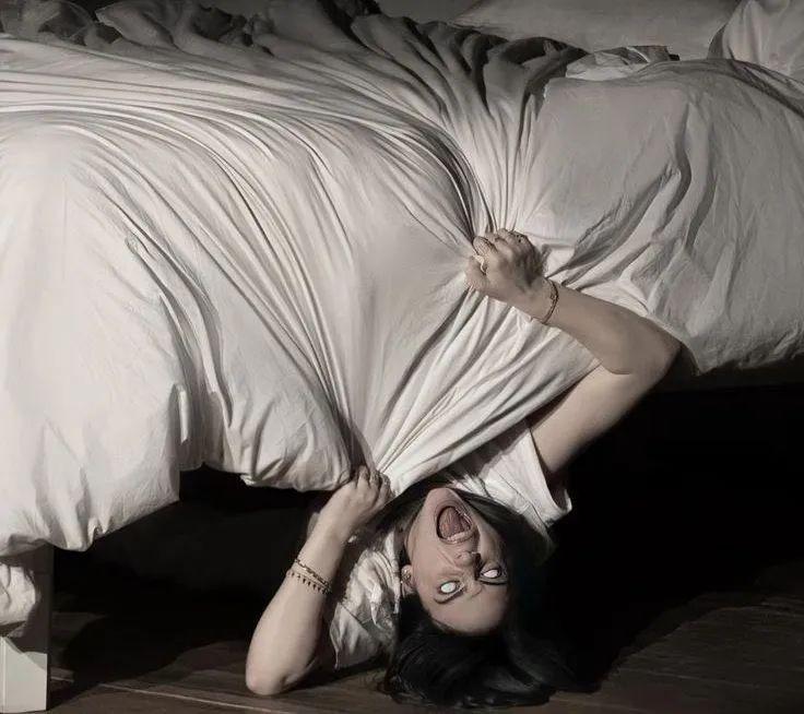 Billie Eilish 在2019年获得了全球范围的成功，成为当年全球最受欢