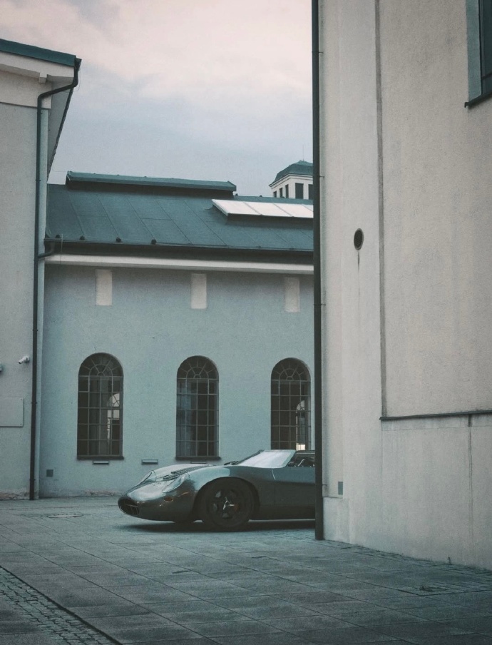 宛如从中世纪款款而来的 Jaguar XJ13，散发着独特而神秘的魅力。那被赋予