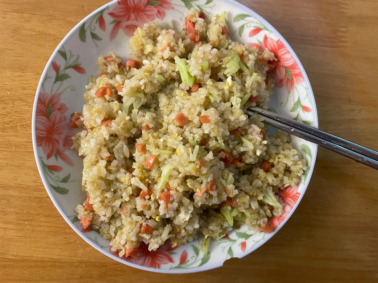 这是我昨晚的晚餐：简简单单一碗炒饭。
蒸熟的新鲜米饭和火腿肠、鸡蛋、花菜一起炒
