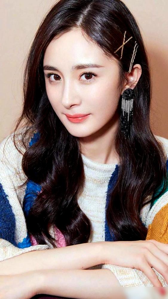 杨幂在米兰酒店随口说了一句话，直接让全国的蓝莓和草莓卖断了货。
 
视频里的她刚