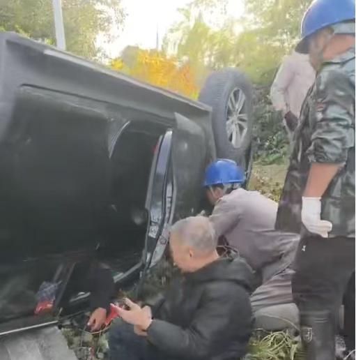 【300米疾跑！电力员工遇车祸火速救人】
近日，国网娄底供电公司工作人员在10千