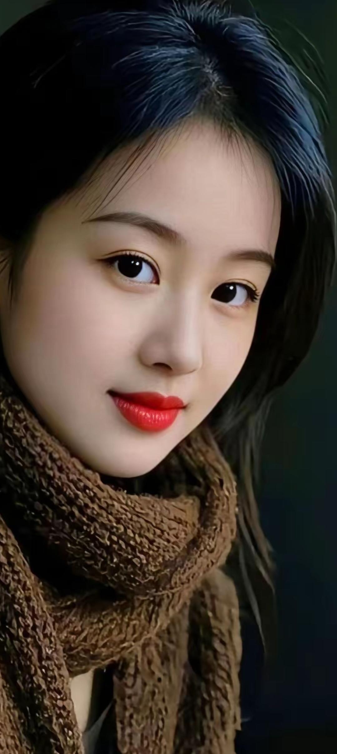 冬日暖阳下的甜美少女，红唇与棕色围巾相得益彰，温柔动人。