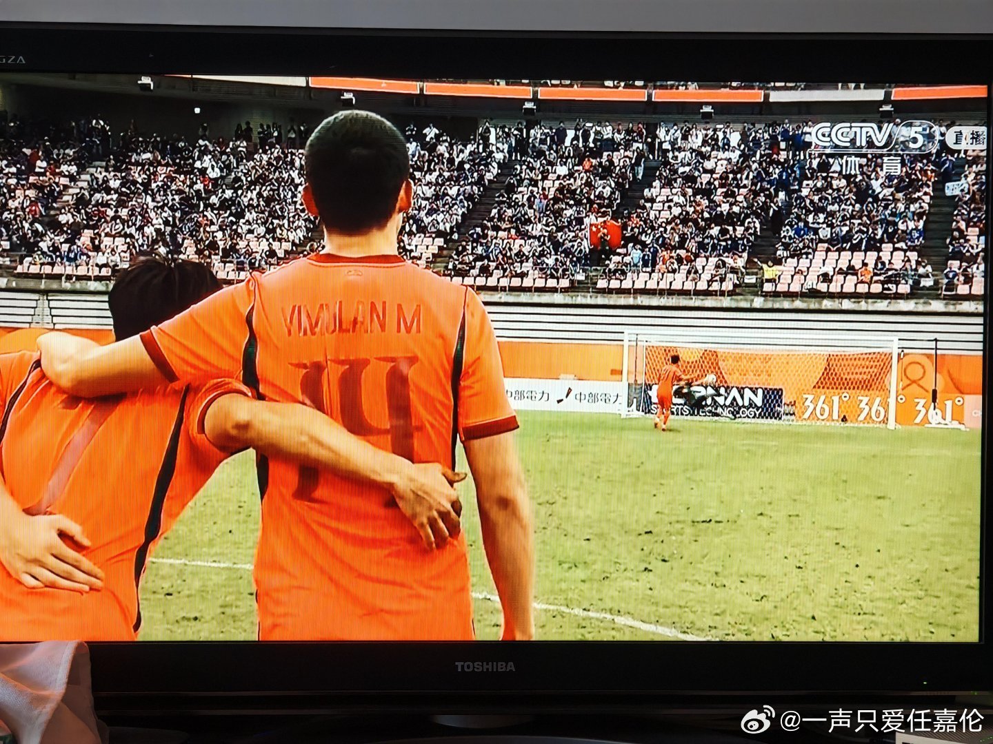 U23国足血性拼下亚运铜牌一幕亚运铜牌赛场上对抗凶狠，U23国足队员起跳争顶出现