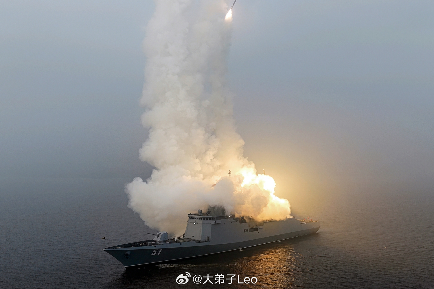 金正恩同志观摩“崔贤”号驱逐舰海对地战略巡航导弹试射，试射取得圆满成功热点现场