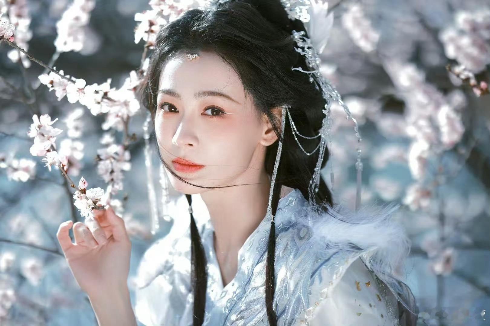 漂亮小丁～[送花花][送花花][送花花]㊗️多多进服化道绝美的古装大剧客串～～～