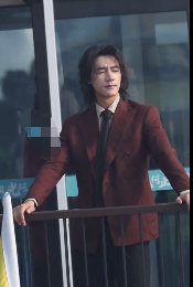 2025中国电影大数据荣誉之夜 此沙酒红色西装亮相红毯，矜贵有型，这就是成熟男人