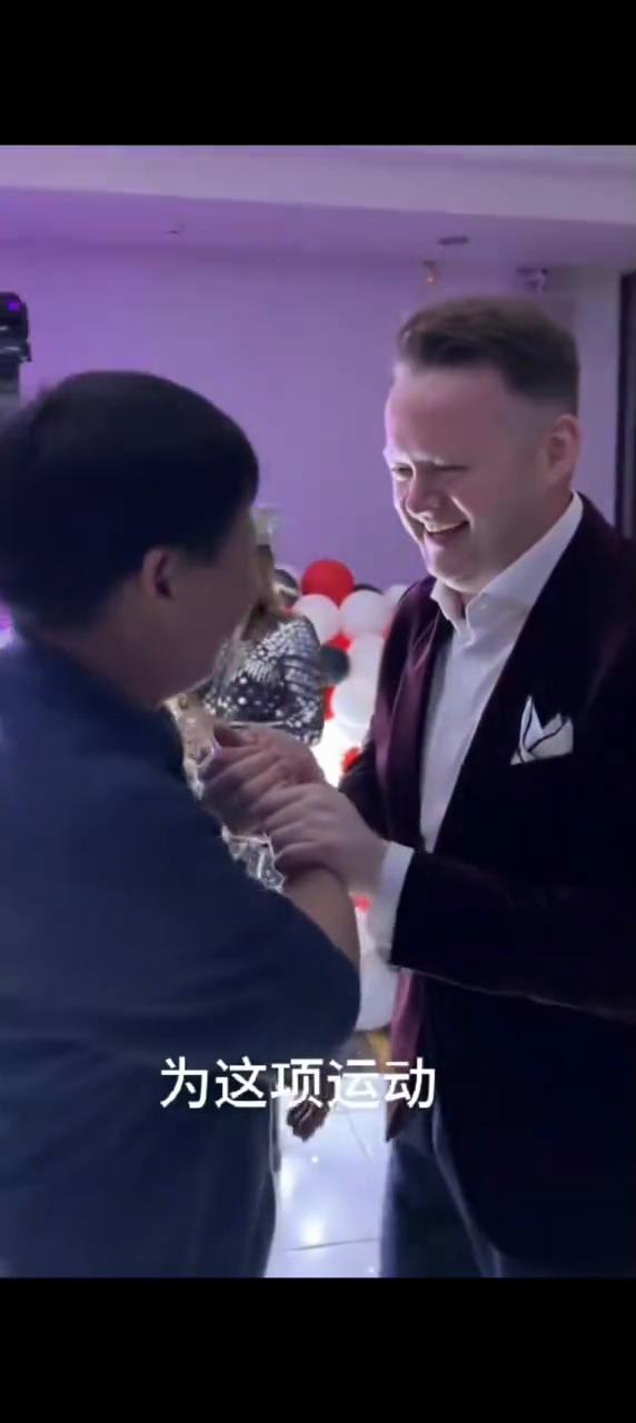 胜负之上更是尊敬。为这项运动持之以恒的坚持和投入，是父亲也是一生的教练。