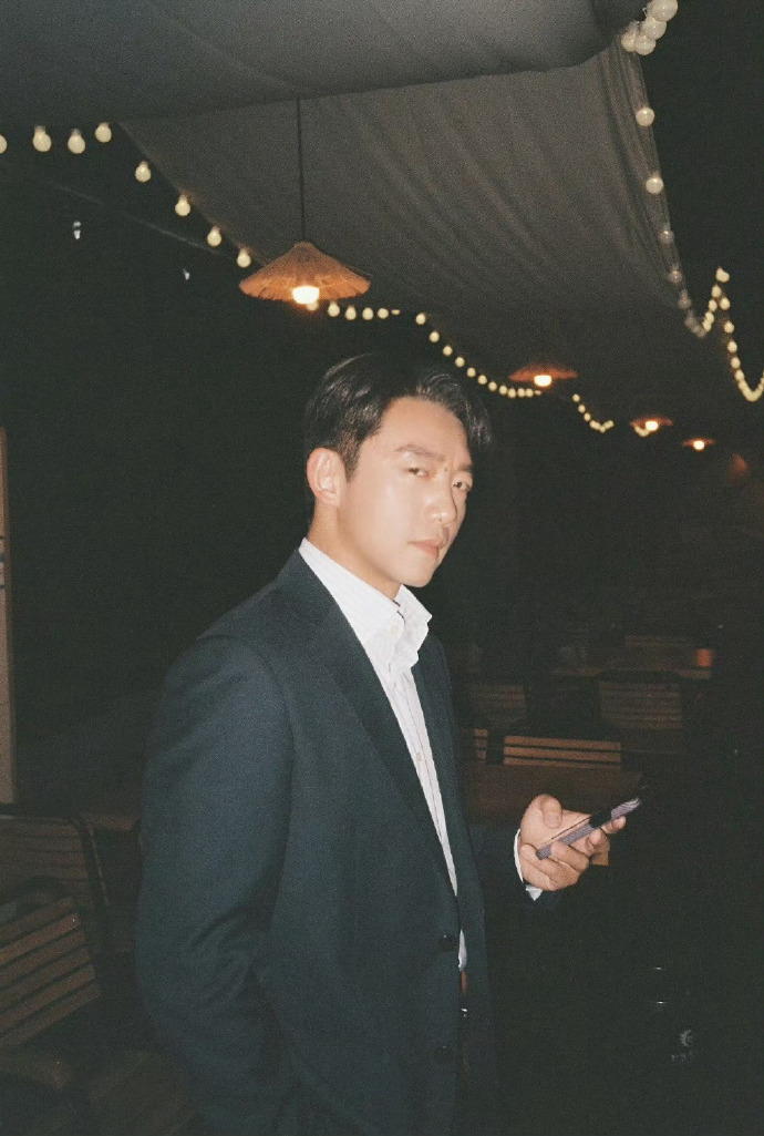 郑恺你是安嘉和吗 郑恺新剧这角色，太绝了！那股子阴狠劲儿，简直跟安嘉和一个模子刻