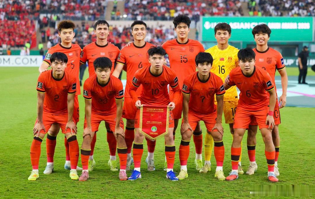 中国足球这24小时，真是冰火两重天。昨晚成年国足0比5惨败巴勒斯坦，创造队史首次