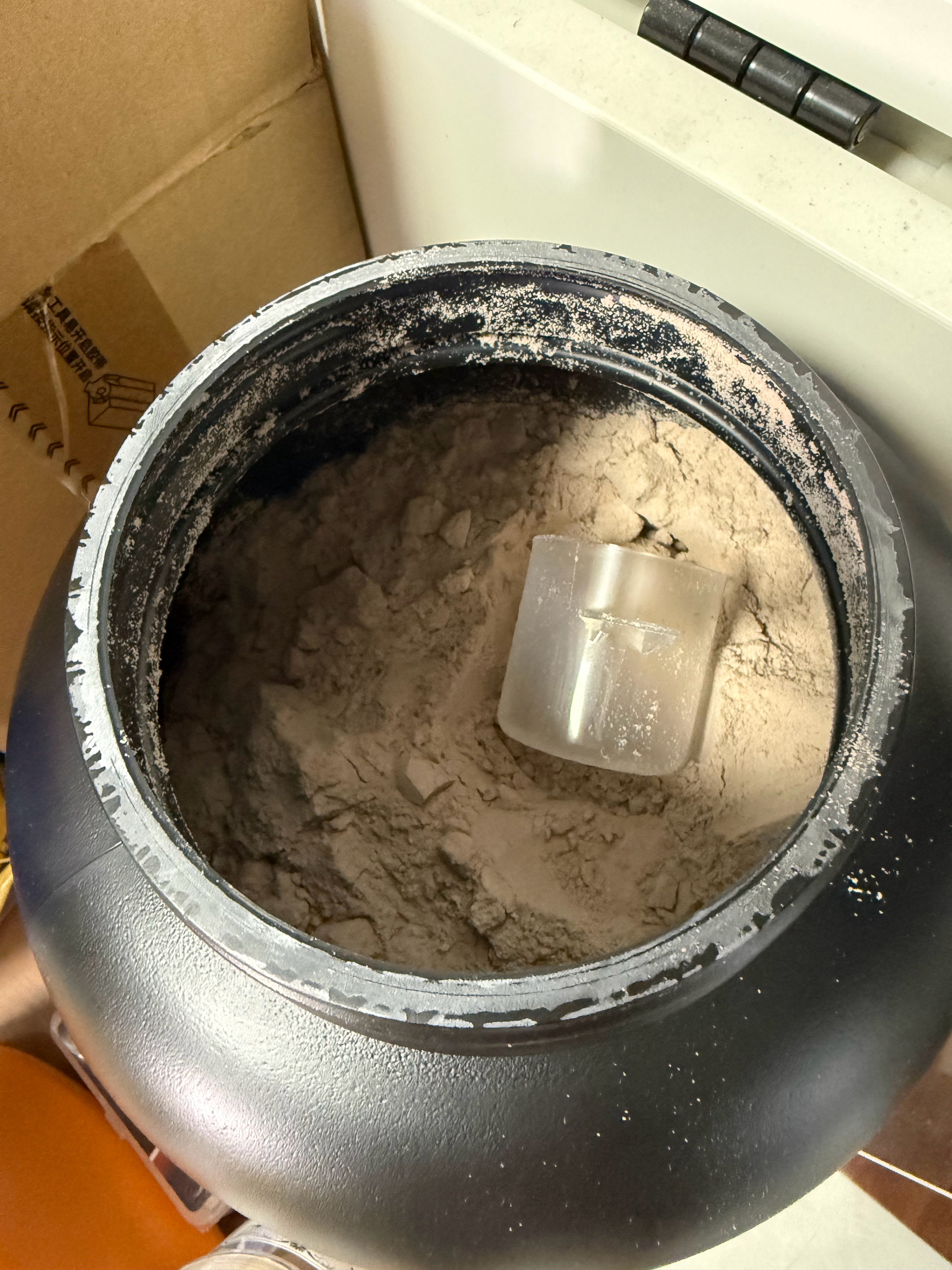 新一罐开动了[微笑]巧克力口味的，还行[微笑] ​​​