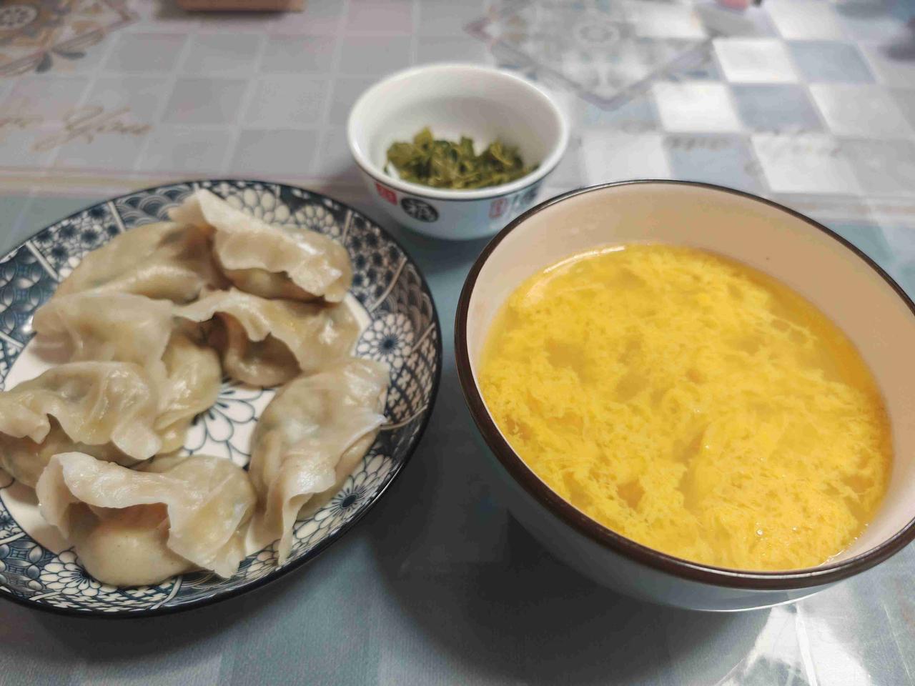早晨六点起床，给老公煮了三个鸽子蛋，他说今天市场上要的货多，来不及在家吃饭，蛋煮
